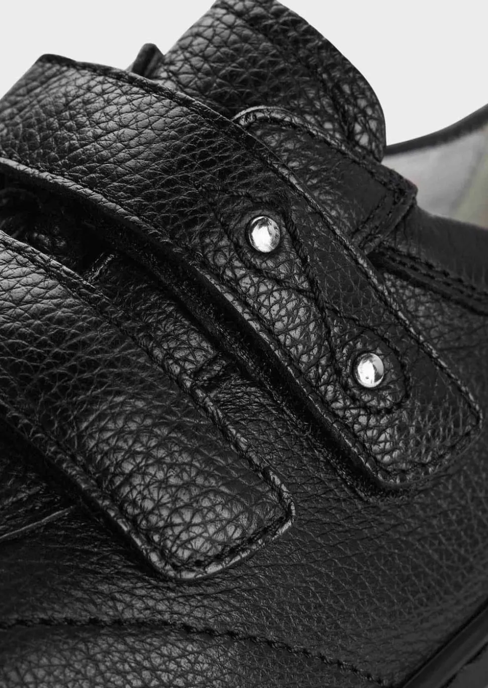 Halbschuhe mit verstellbarem Klettverschluss