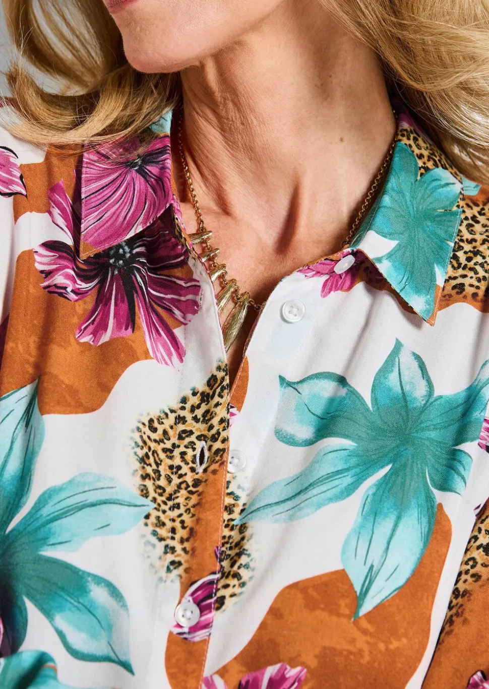 Hemdblusenkleid mit Leo Print und Blumen