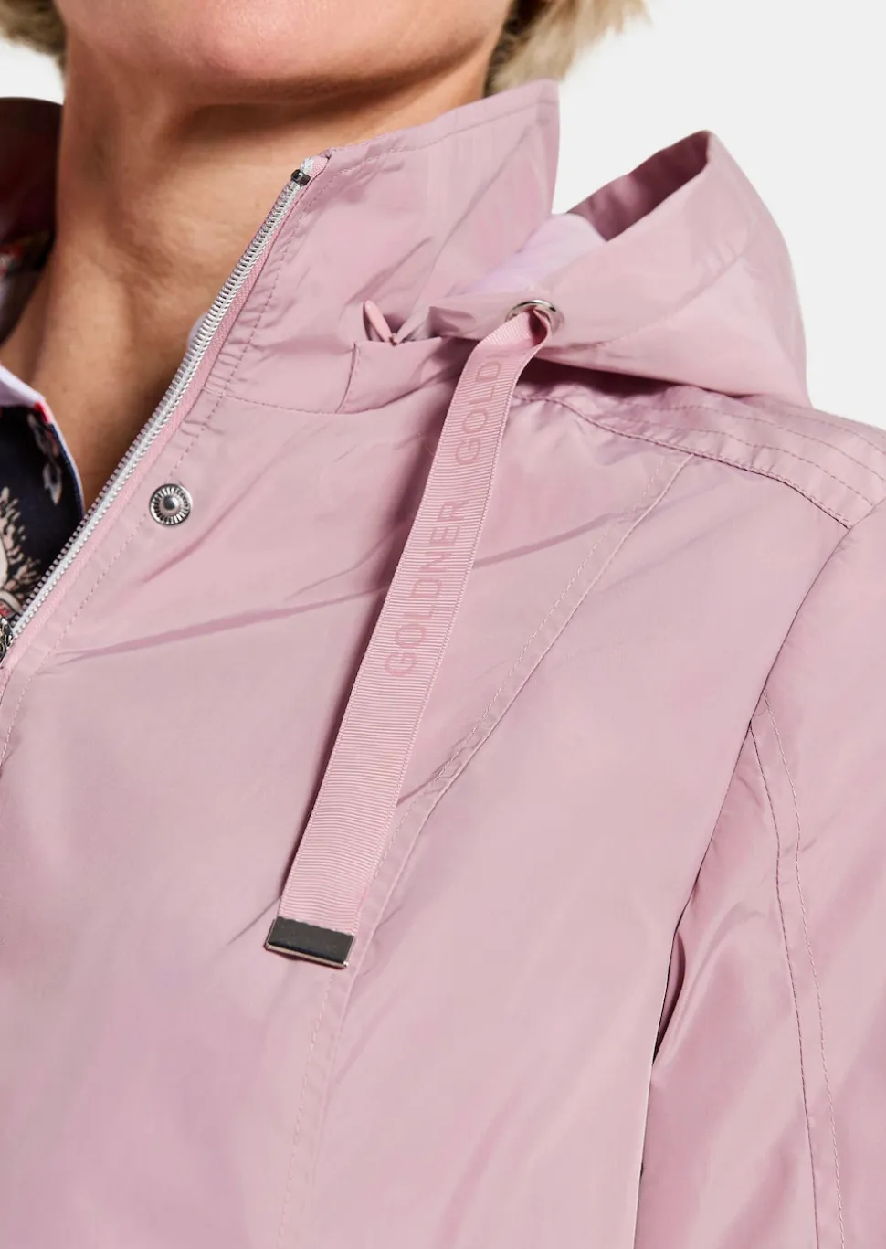 Jacke mit abnehmbarer Kapuze