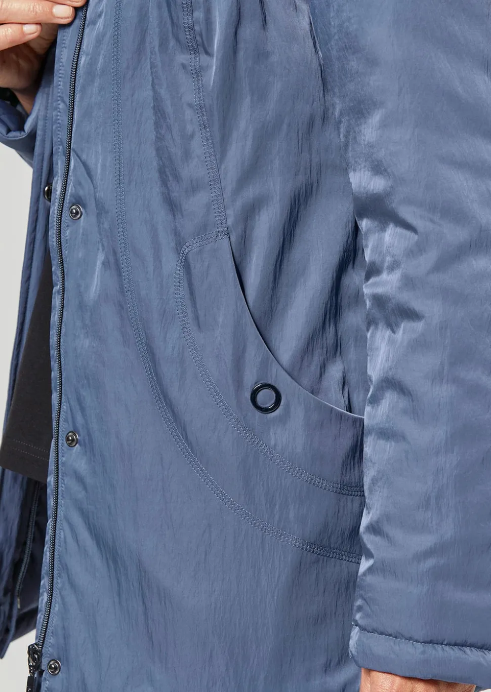 Jacke mit Kapuze in dezenter Crashstruktur