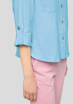 Jeansbluse mit glitzernden Pattentaschen