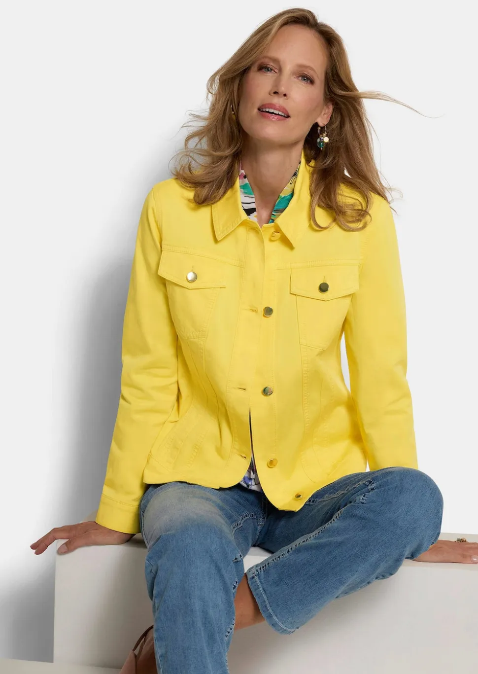 Jeansjacke in taillierter Form