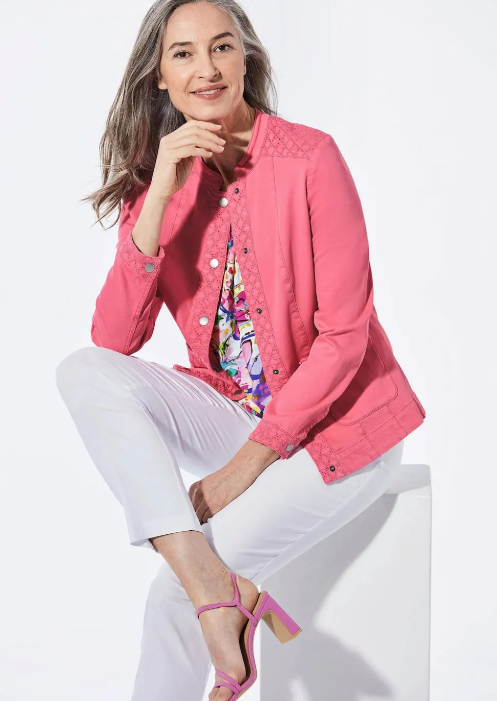 Jeansjacke mit Lochspitze