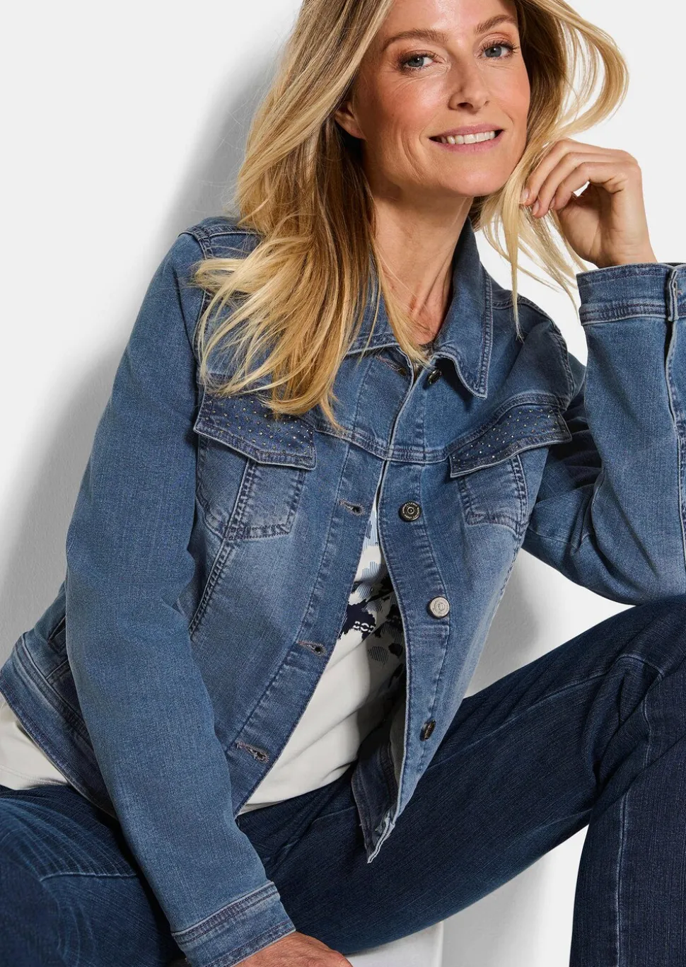 Jeansjacke mit Ziersteinchen