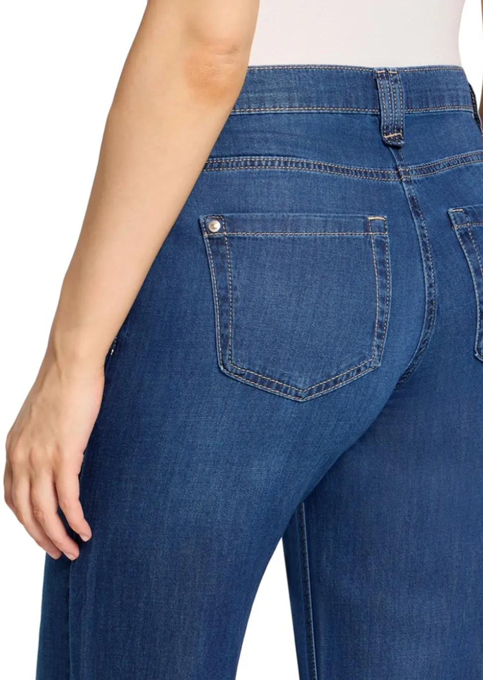 Jeans mit Lochstickerei und Fransenkante