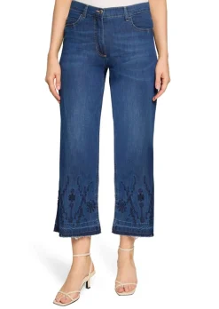 Jeans mit Lochstickerei und Fransenkante