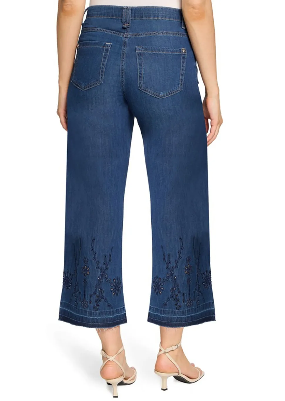 Jeans mit Lochstickerei und Fransenkante