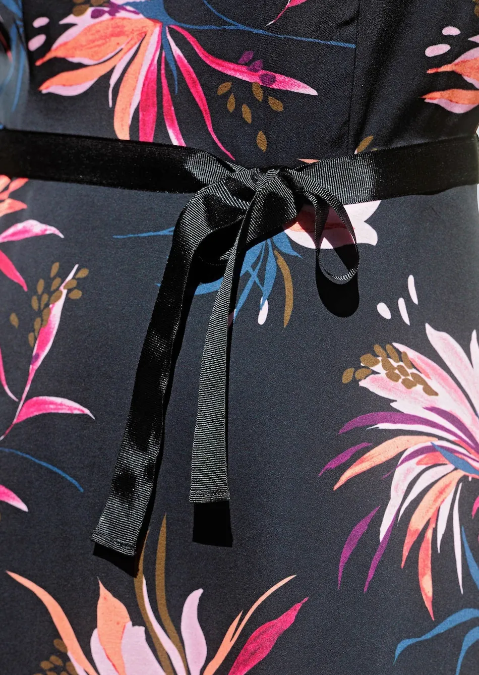 Kleid mit Bindegürtel