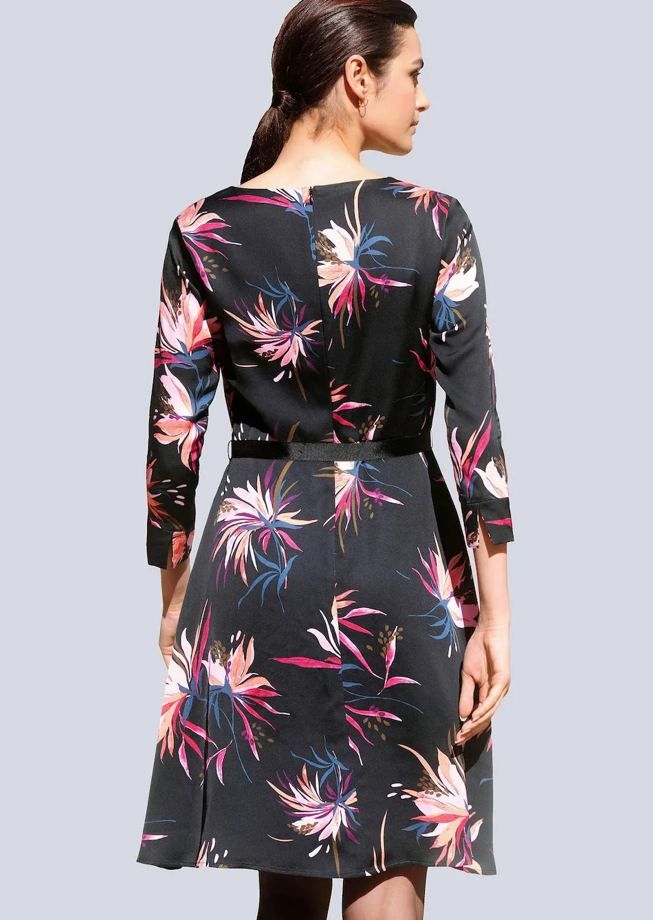 Kleid mit Bindegürtel