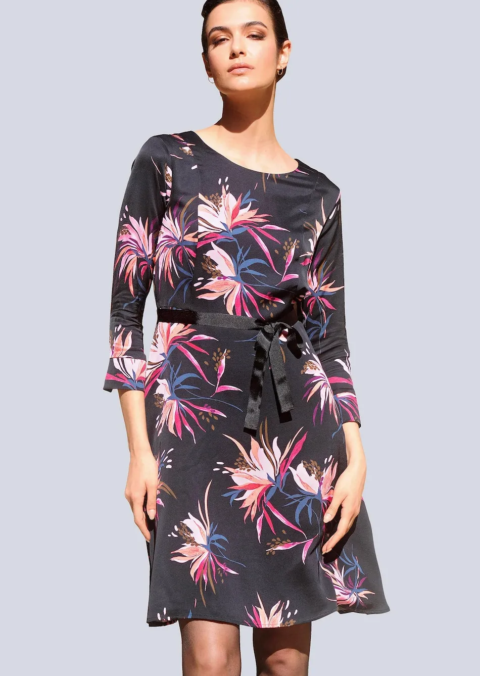 Kleid mit Bindegürtel