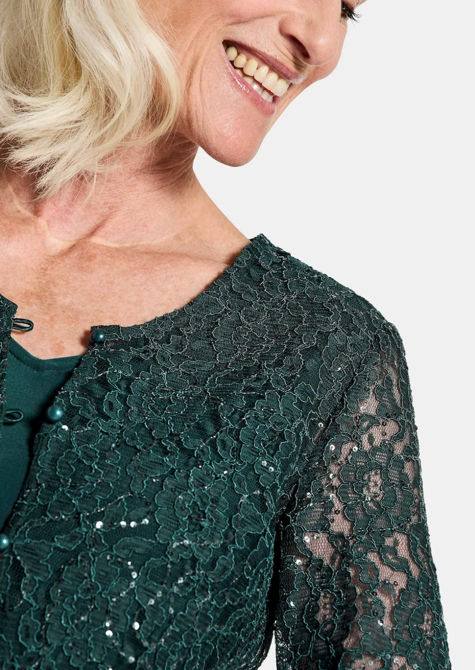 Kleid mit paillettenbesetzter Spitzenjacke