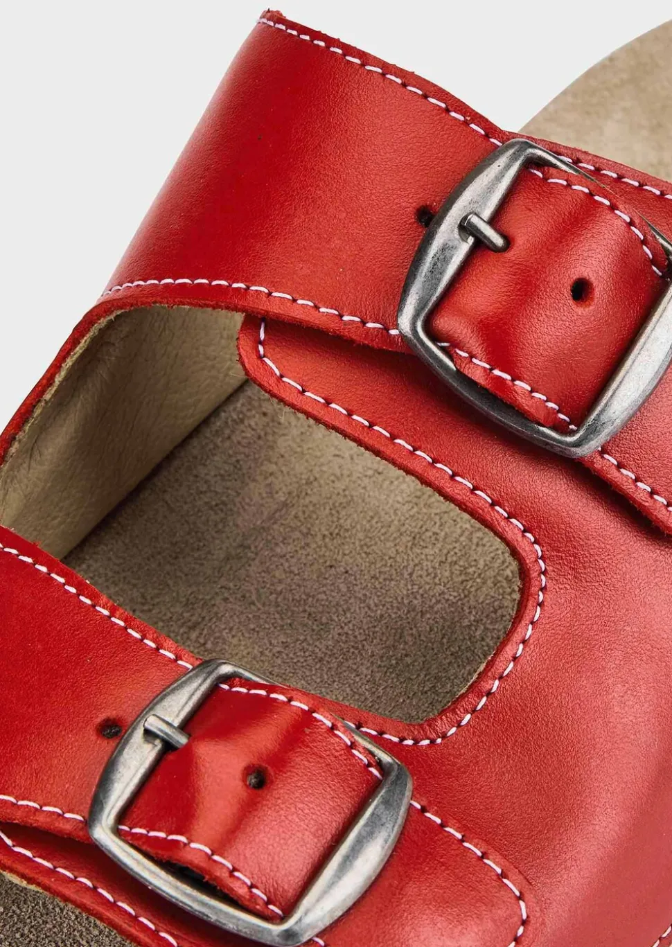Leder-Pantoletten mit Metallschließen