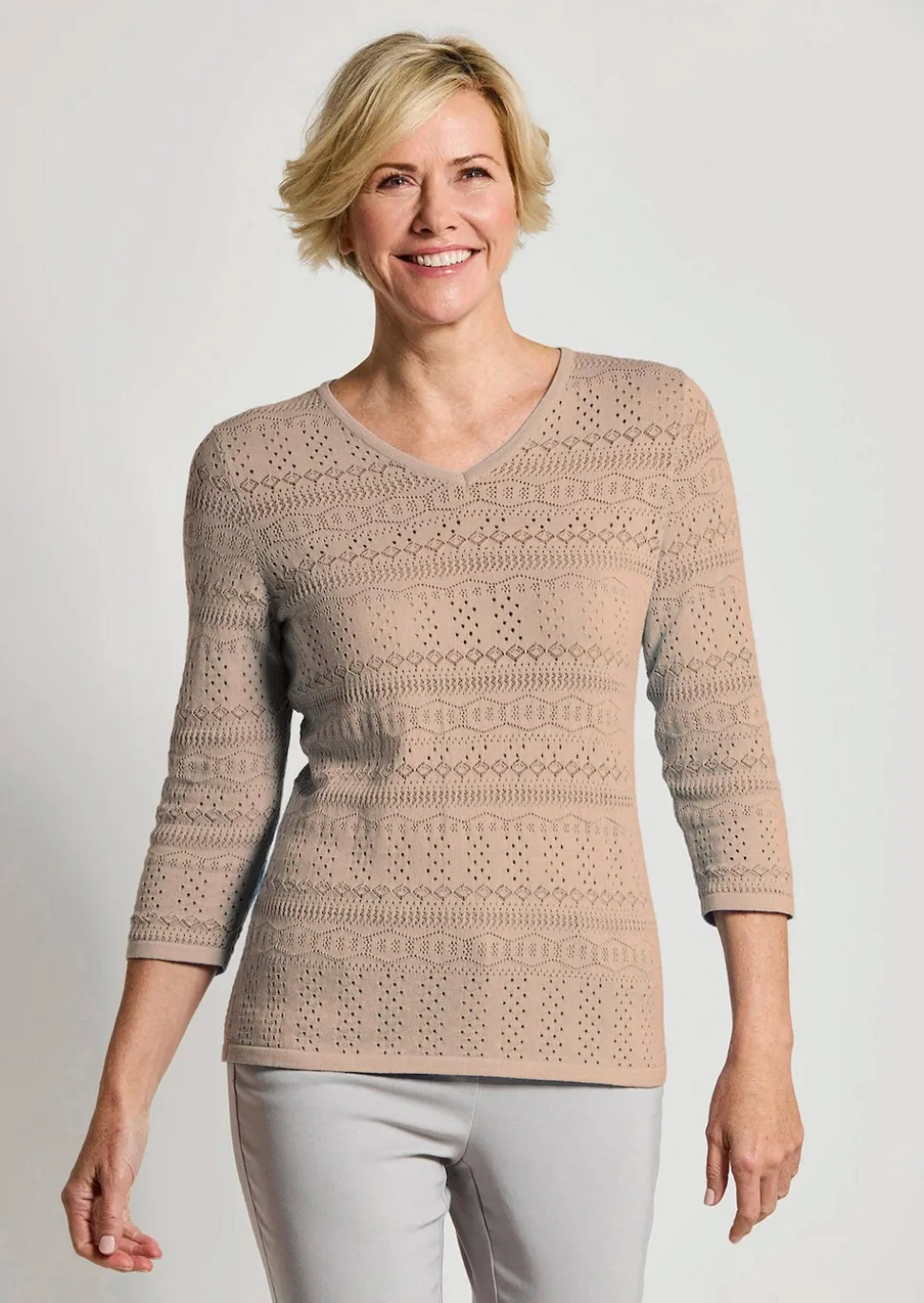 Leichter Strickpullover mit Ajourmuster