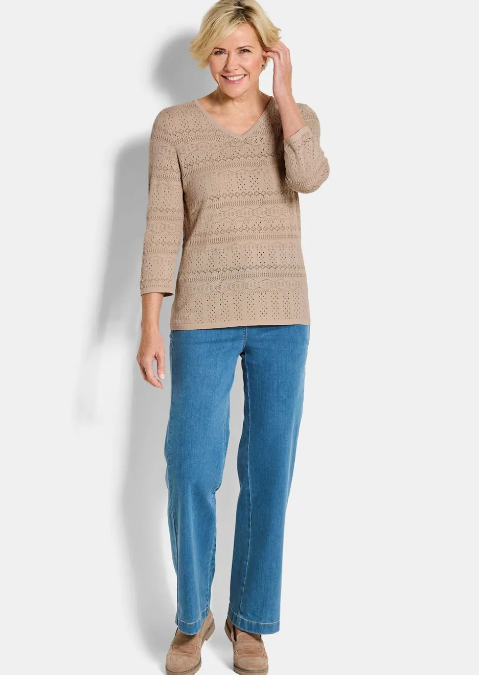 Leichter Strickpullover mit Ajourmuster