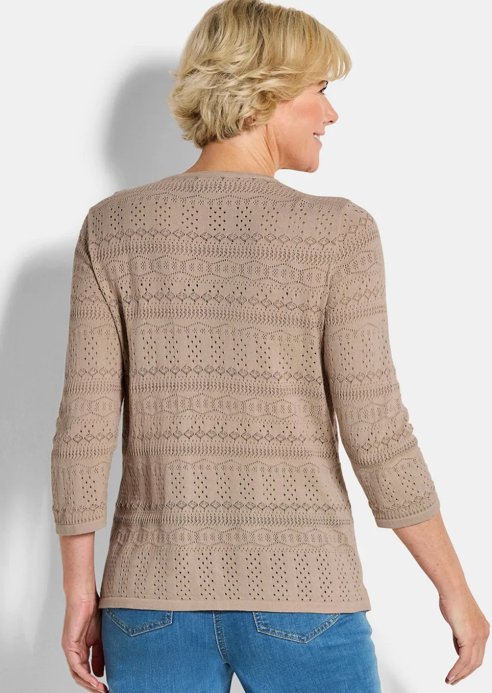 Leichter Strickpullover mit Ajourmuster