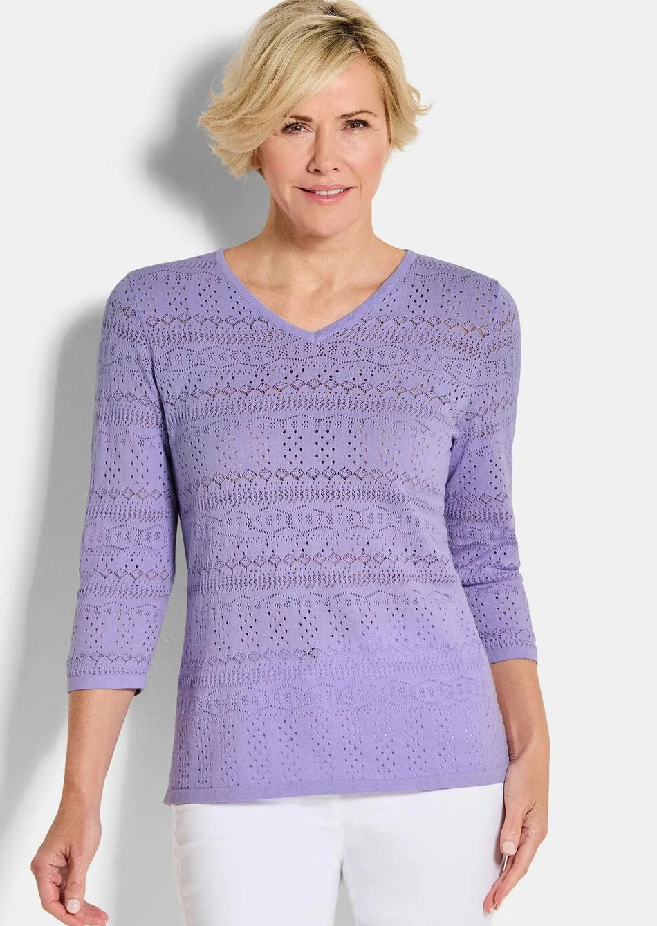 Leichter Strickpullover mit Ajourmuster