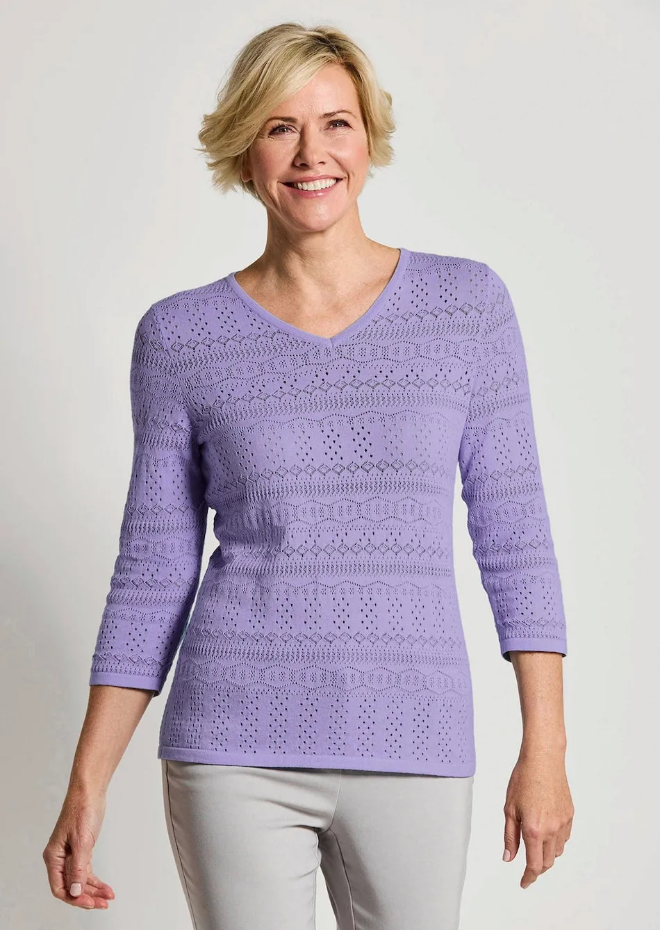 Leichter Strickpullover mit Ajourmuster