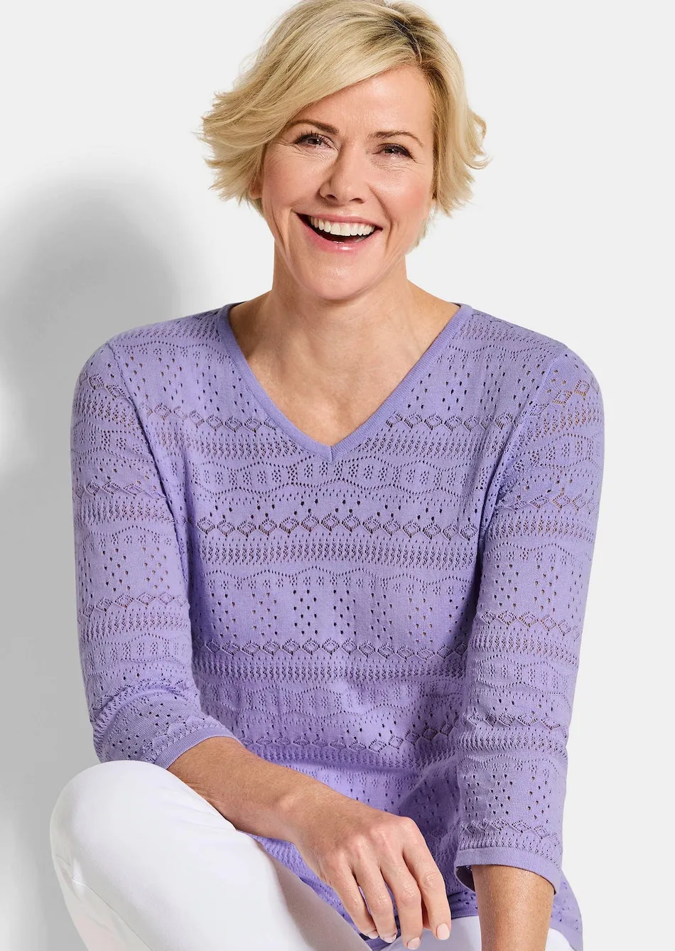 Leichter Strickpullover mit Ajourmuster
