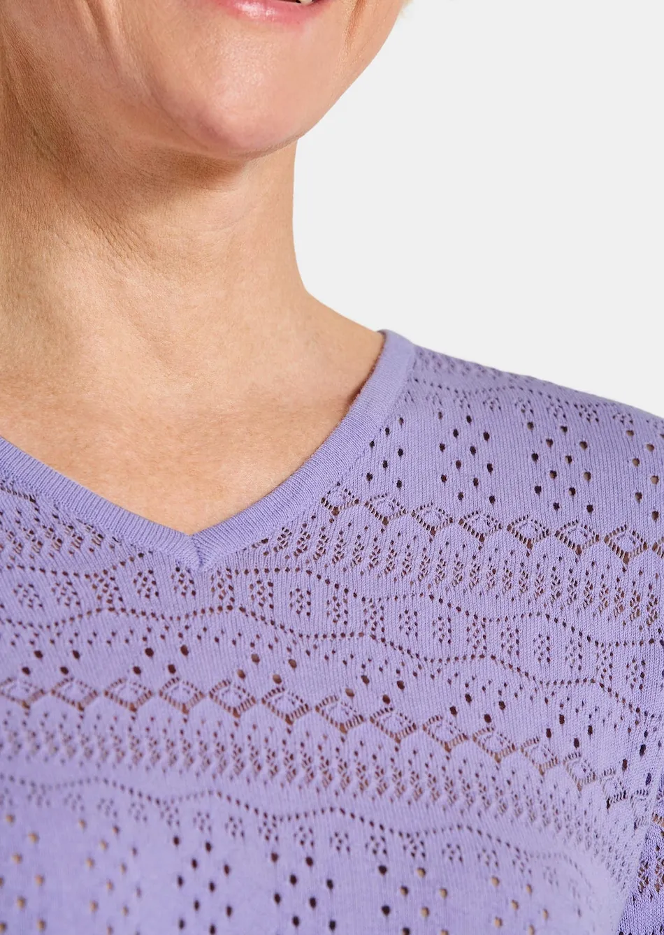 Leichter Strickpullover mit Ajourmuster