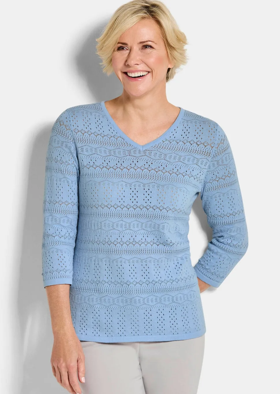 Leichter Strickpullover mit Ajourmuster