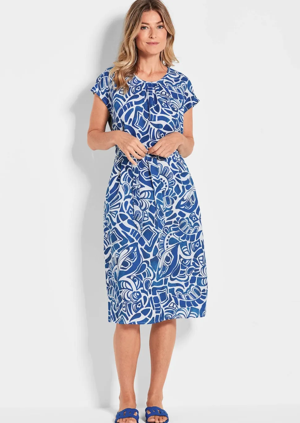 Leinenkleid mit Alloverdruck & Bindegürtel