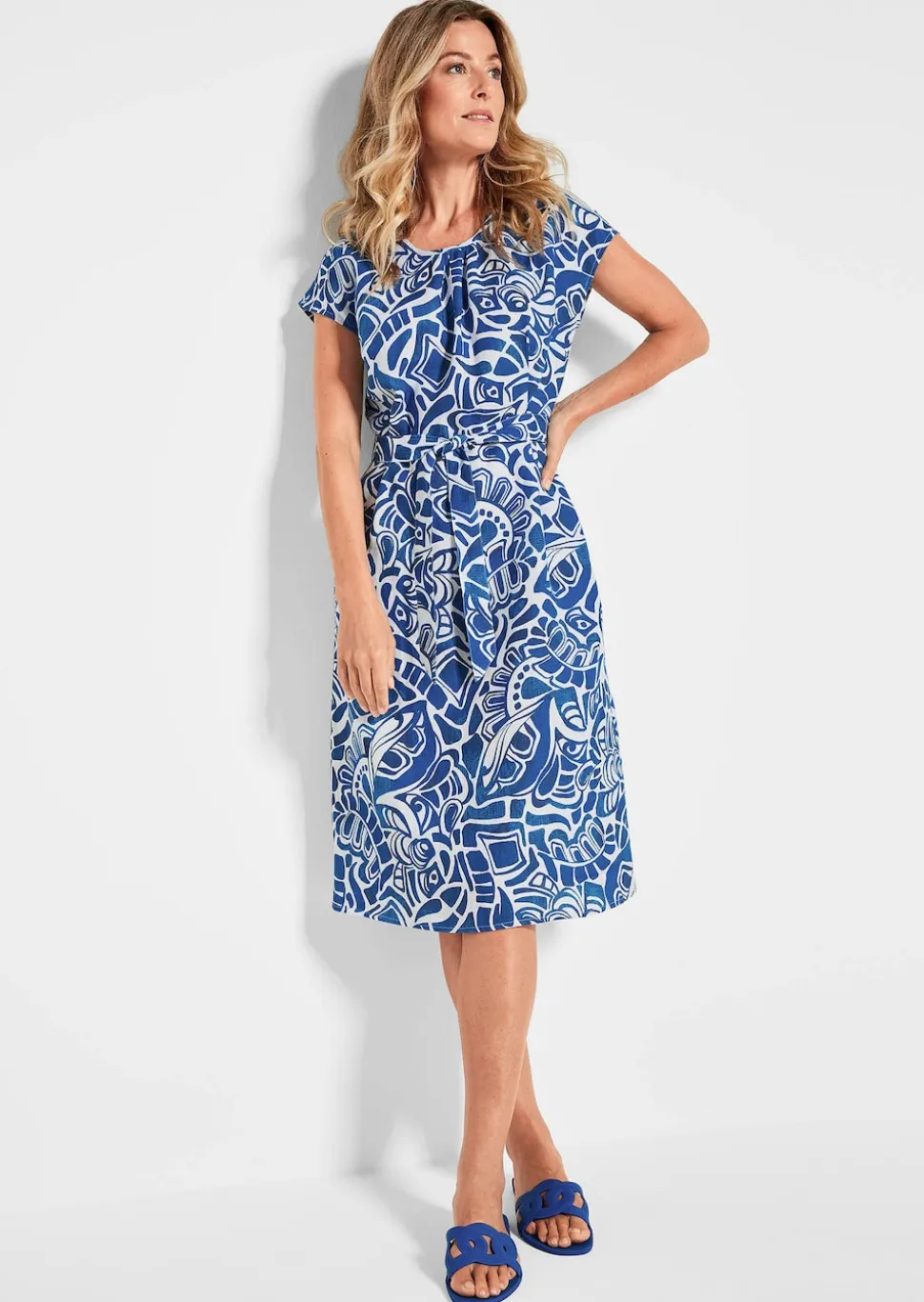Leinenkleid mit Alloverdruck & Bindegürtel