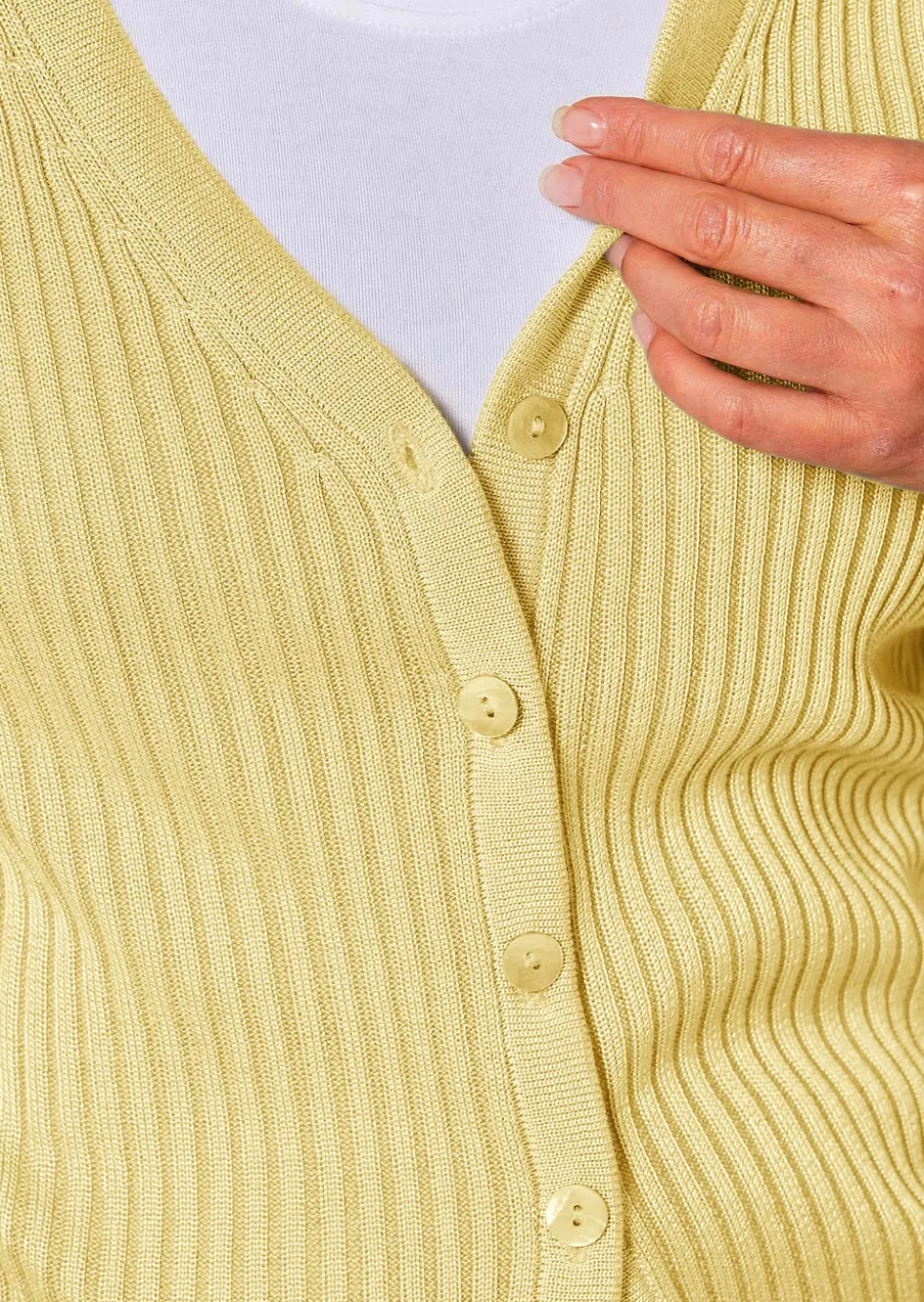 Pflegeleichte Strickjacke in hochwertiger Rippenstruktur