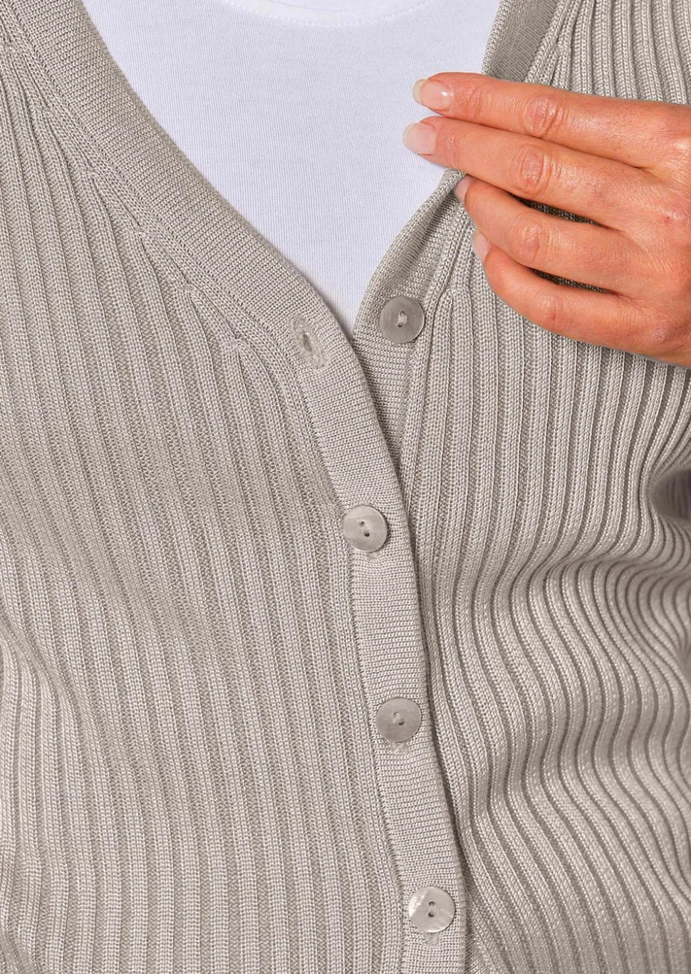 Pflegeleichte Strickjacke in hochwertiger Rippenstruktur