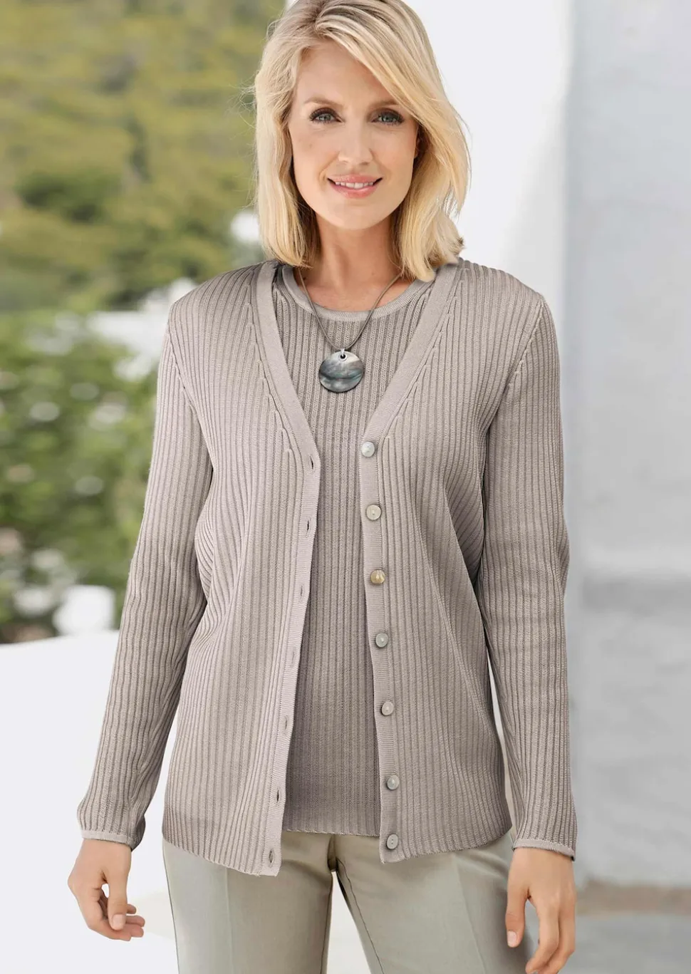 Pflegeleichte Strickjacke in hochwertiger Rippenstruktur