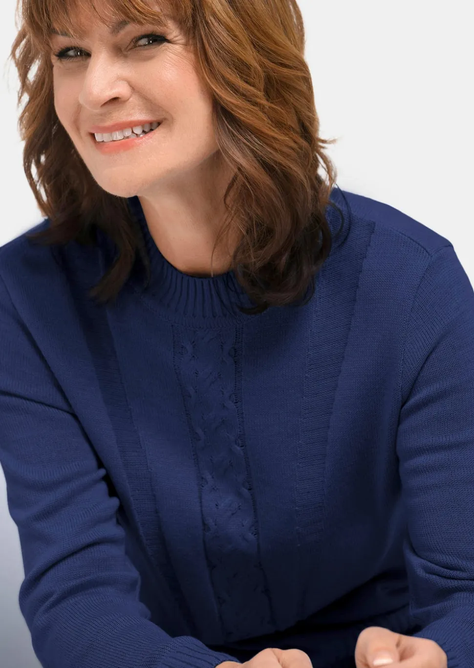 Pullover mit streckendem Zopfmuster