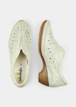 Pumps aus perforiertem Leder