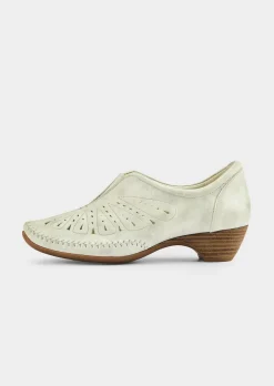 Pumps aus perforiertem Leder