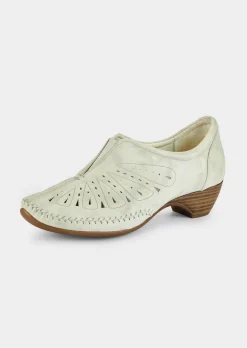 Pumps aus perforiertem Leder