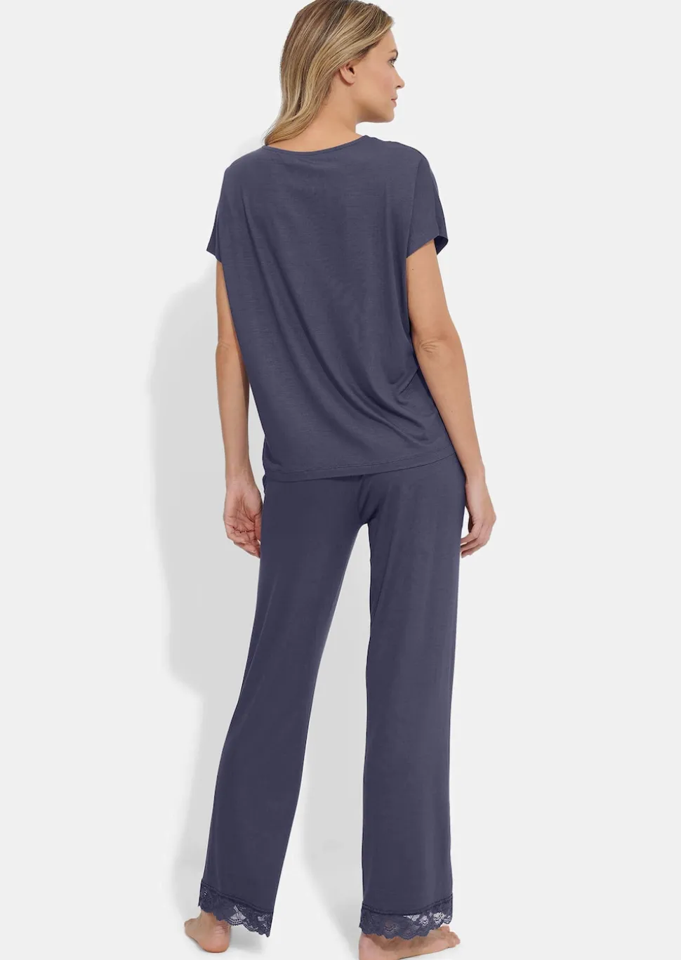 Pyjama mit feiner Spitzenborte