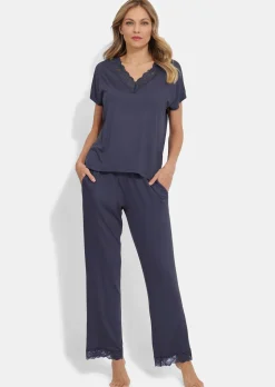 Pyjama mit feiner Spitzenborte
