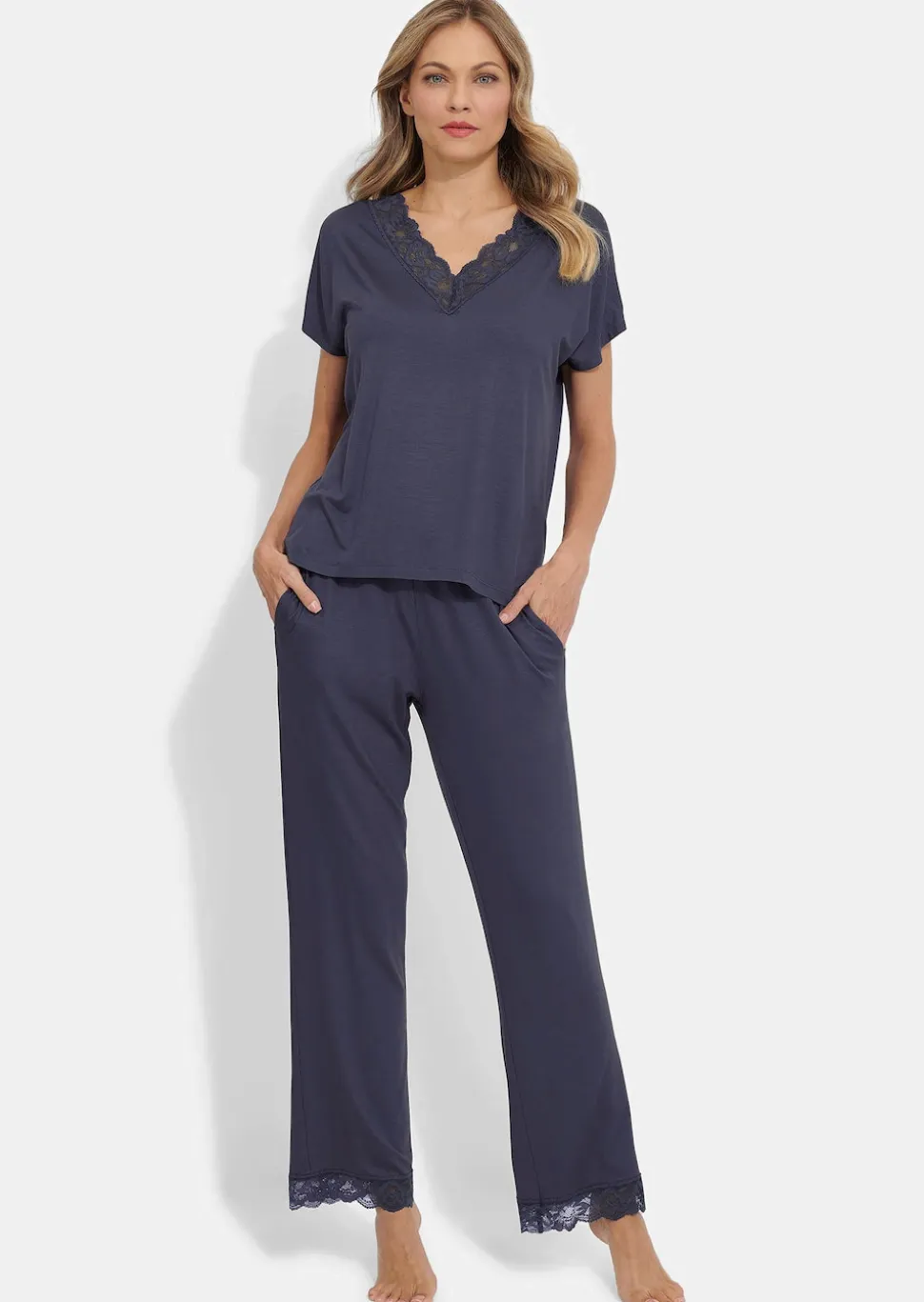Pyjama mit feiner Spitzenborte