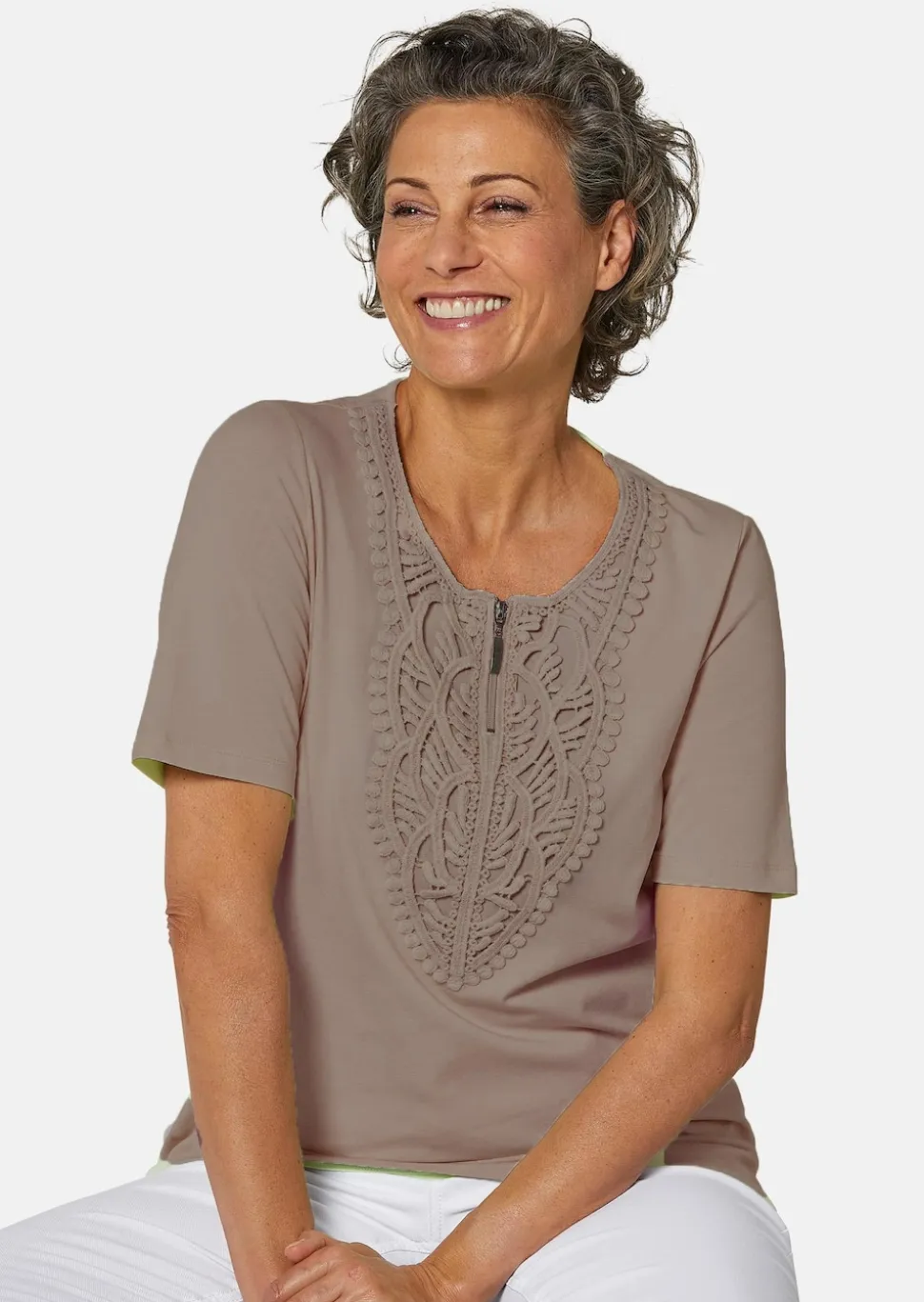 Rundhalsshirt mit Häkelspitze