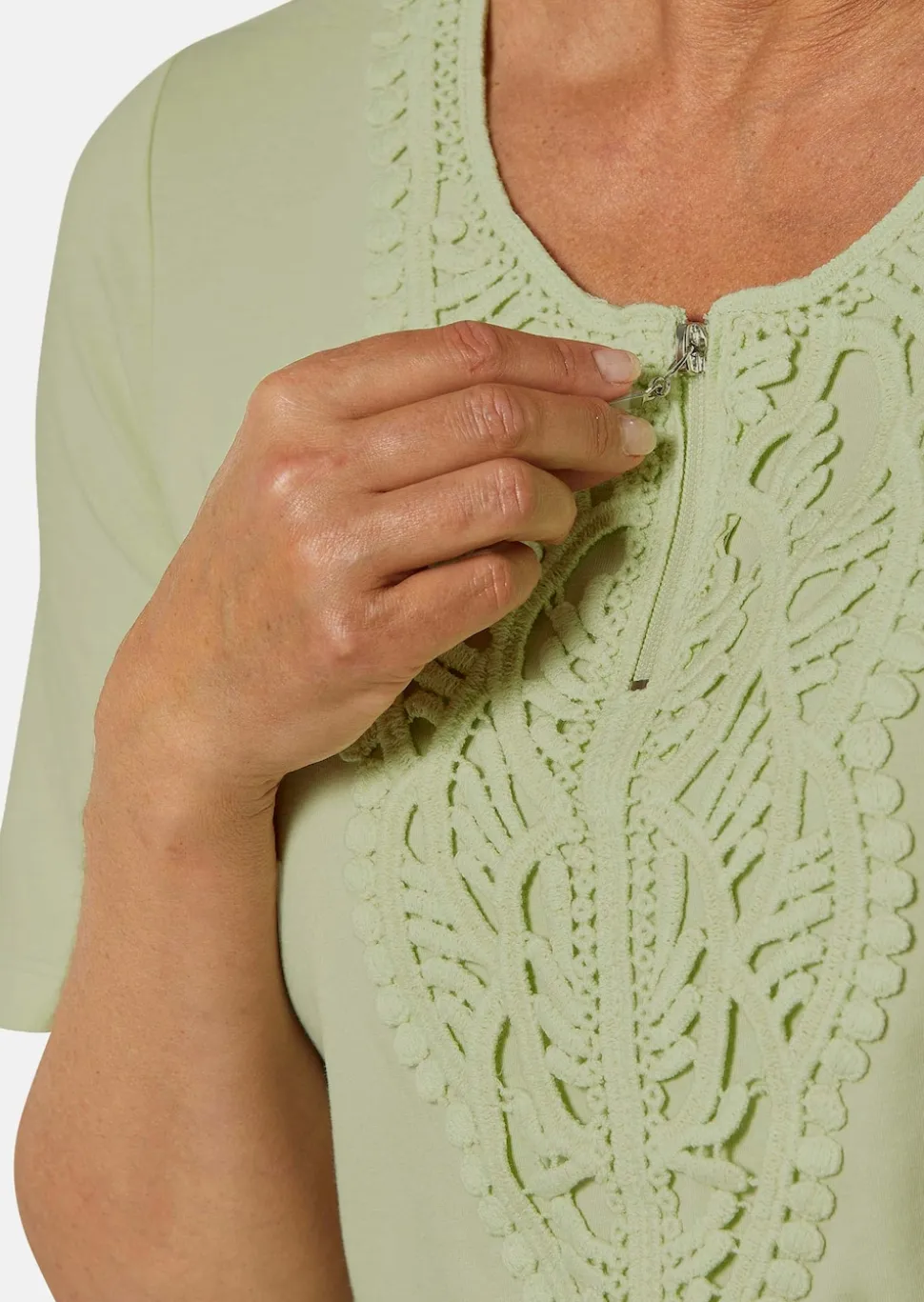 Rundhalsshirt mit Häkelspitze