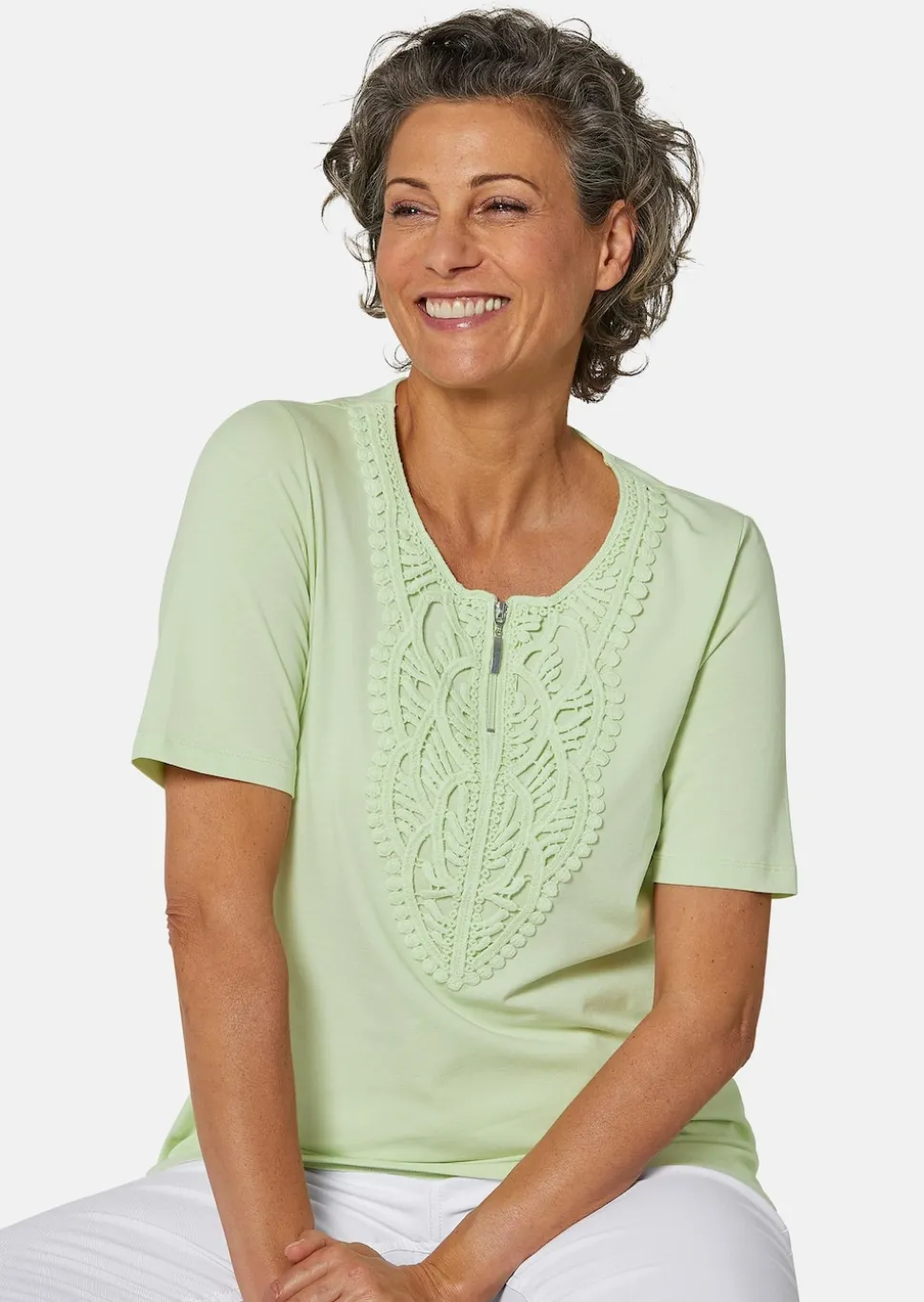 Rundhalsshirt mit Häkelspitze