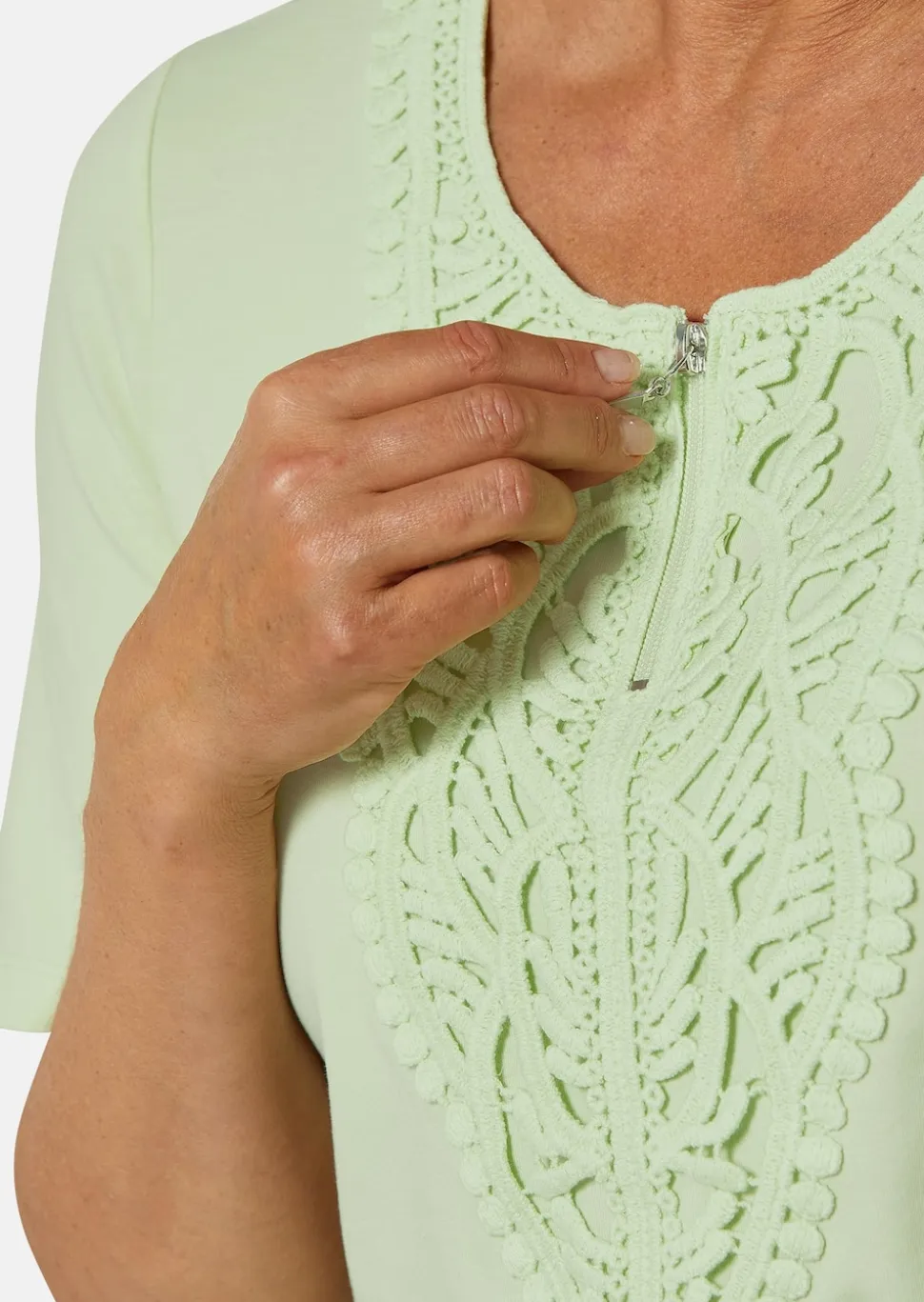 Rundhalsshirt mit Häkelspitze