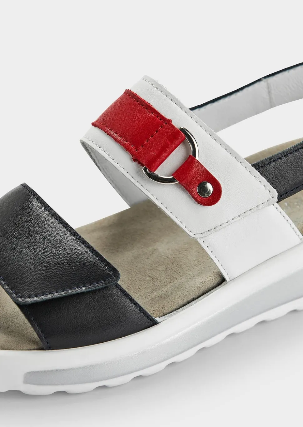 Sandale mit modischer Applikation