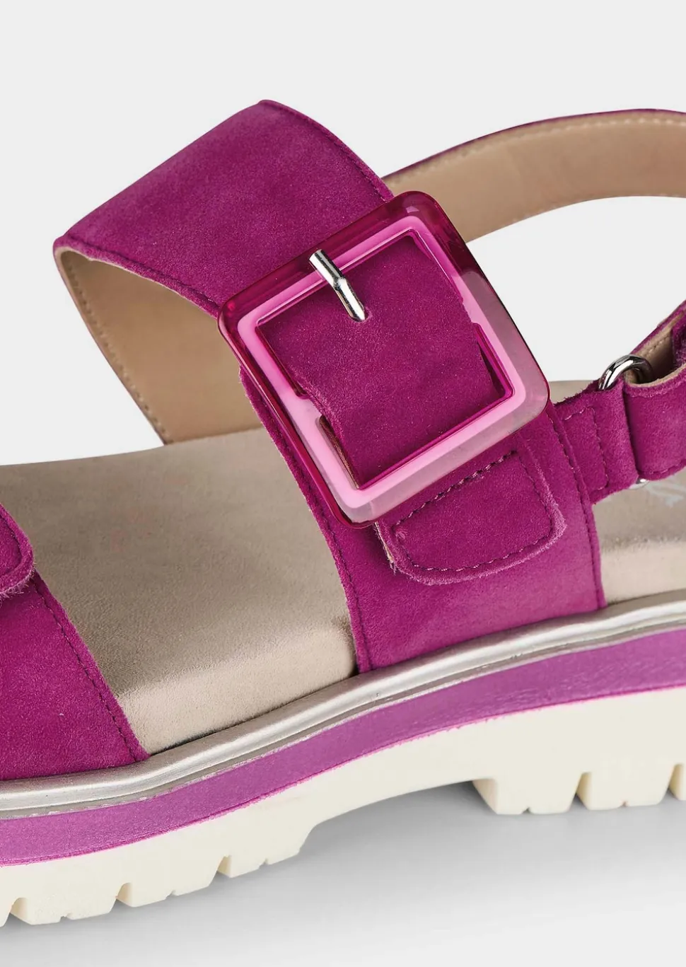 Sandalen mit dekorativer Zierschließe