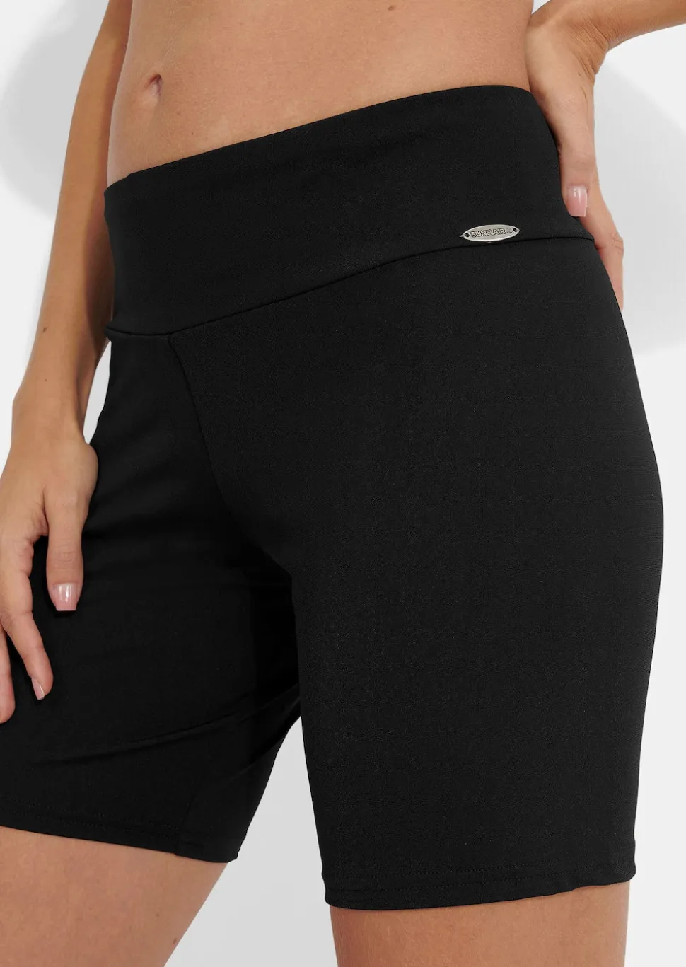 Schmale Bade-Shorts in glatter Qualität