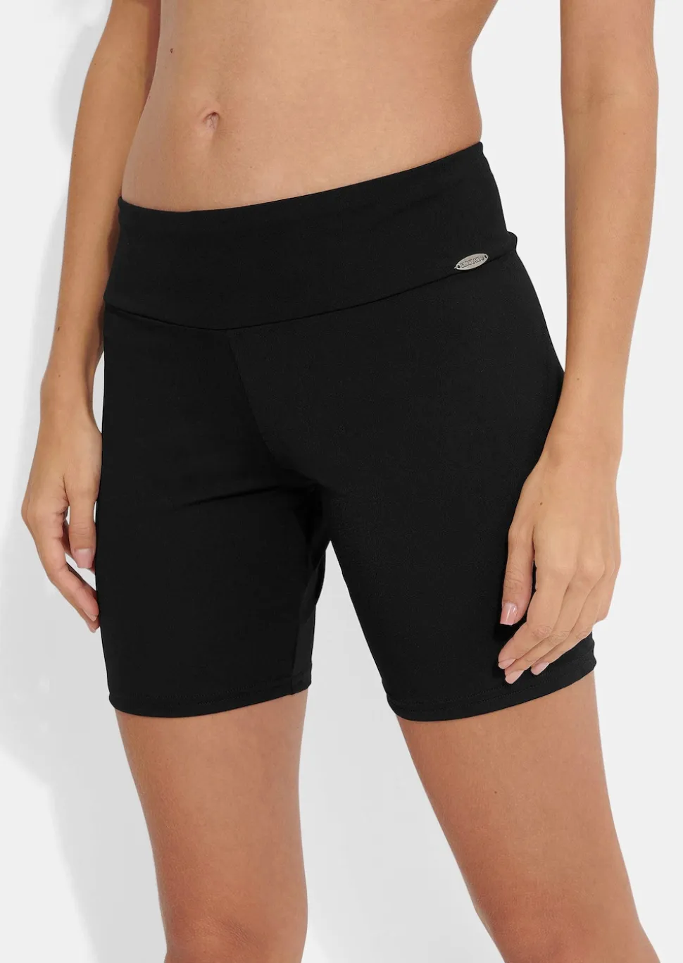 Schmale Bade-Shorts in glatter Qualität