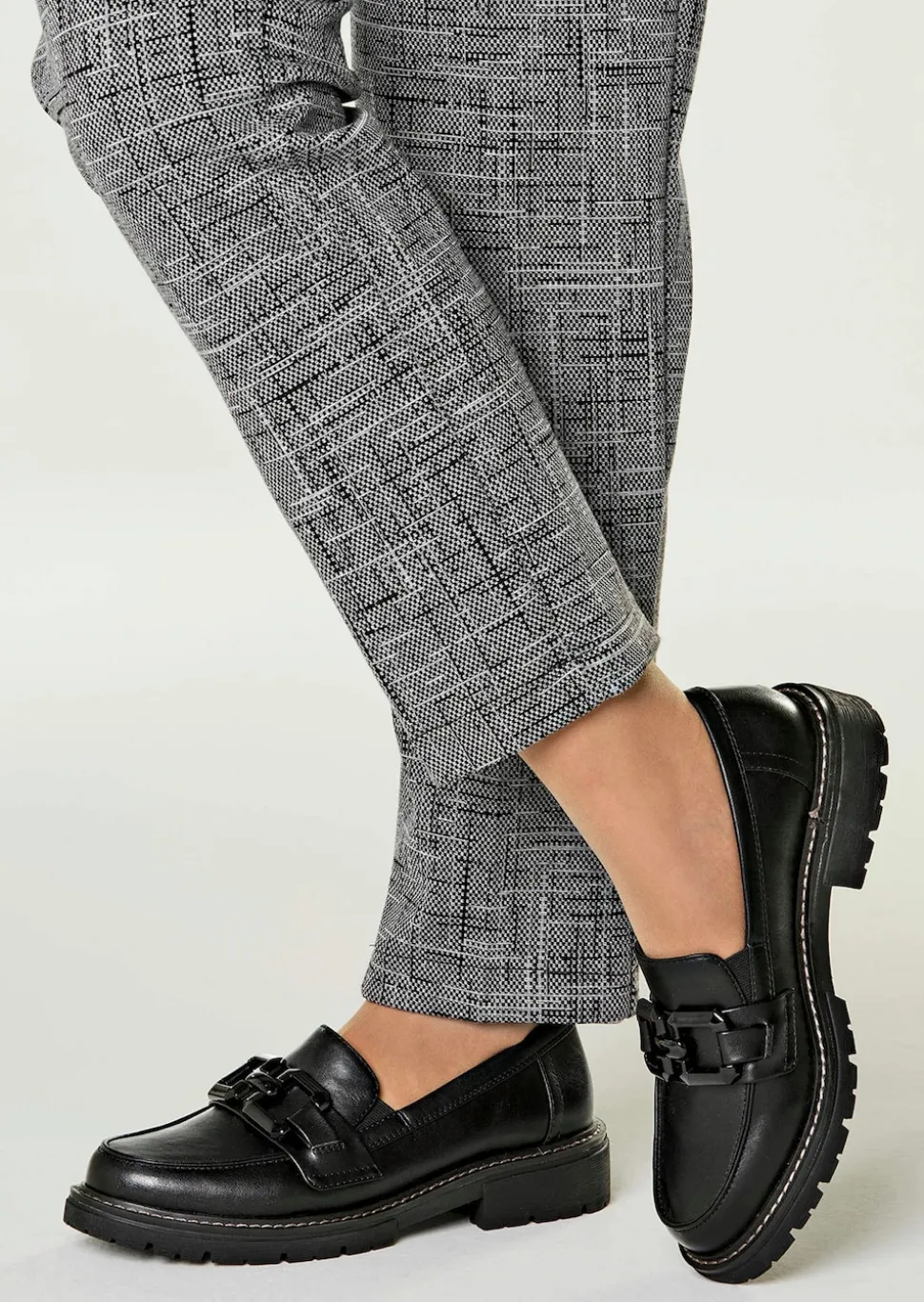 Slipper in Lackleder-Optik