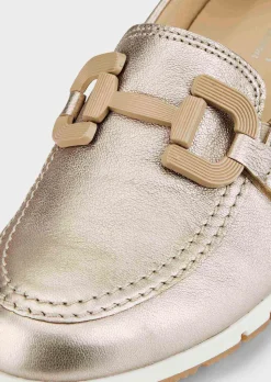 Slipper in schimmerndem Leder