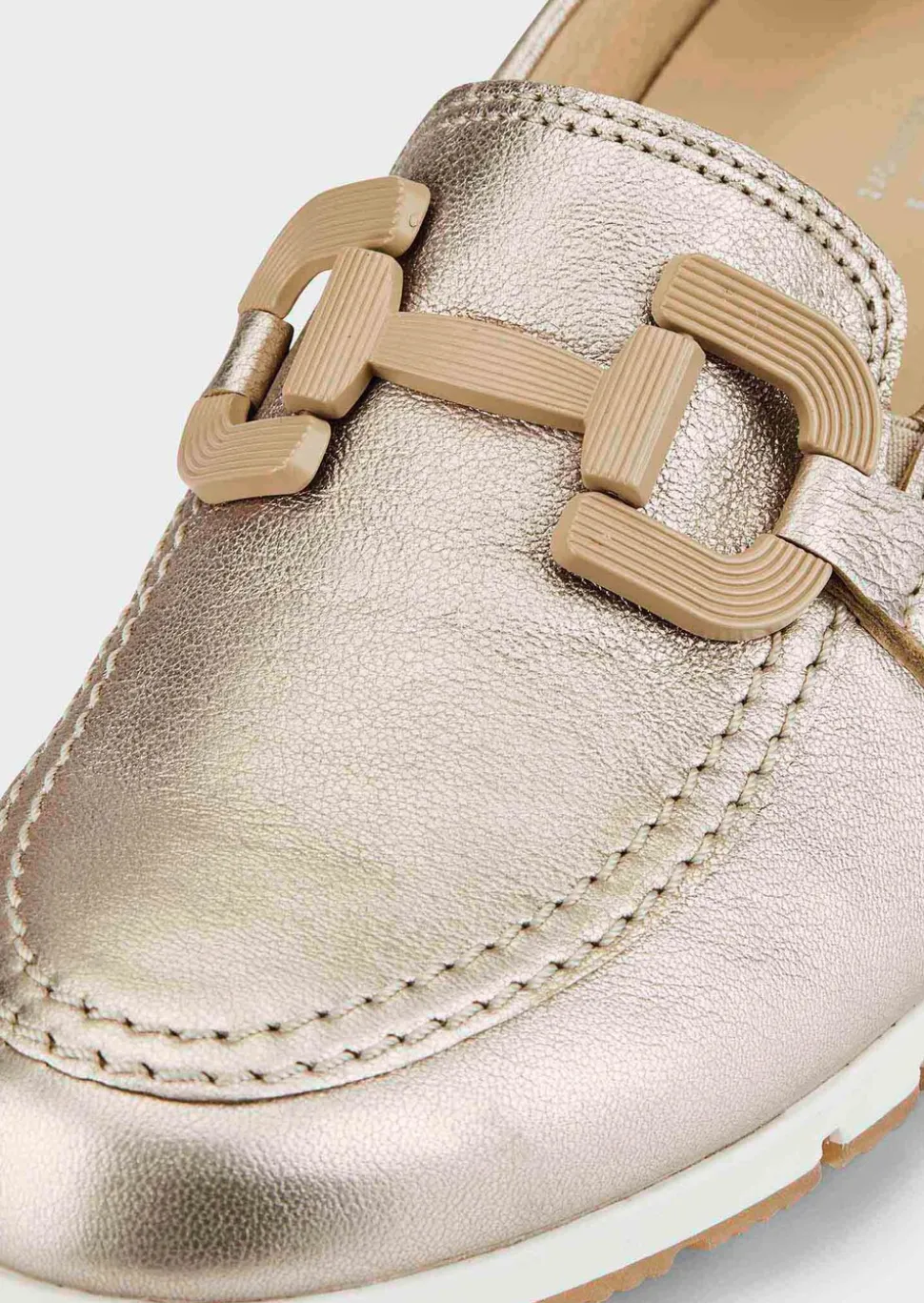 Slipper in schimmerndem Leder