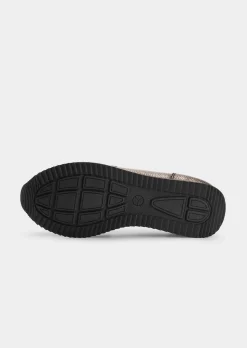 Slipper mit modischer Verzierung