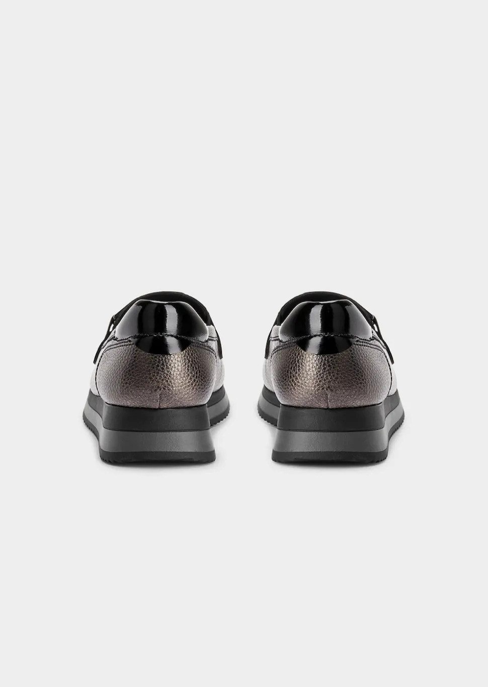 Slipper mit modischer Verzierung