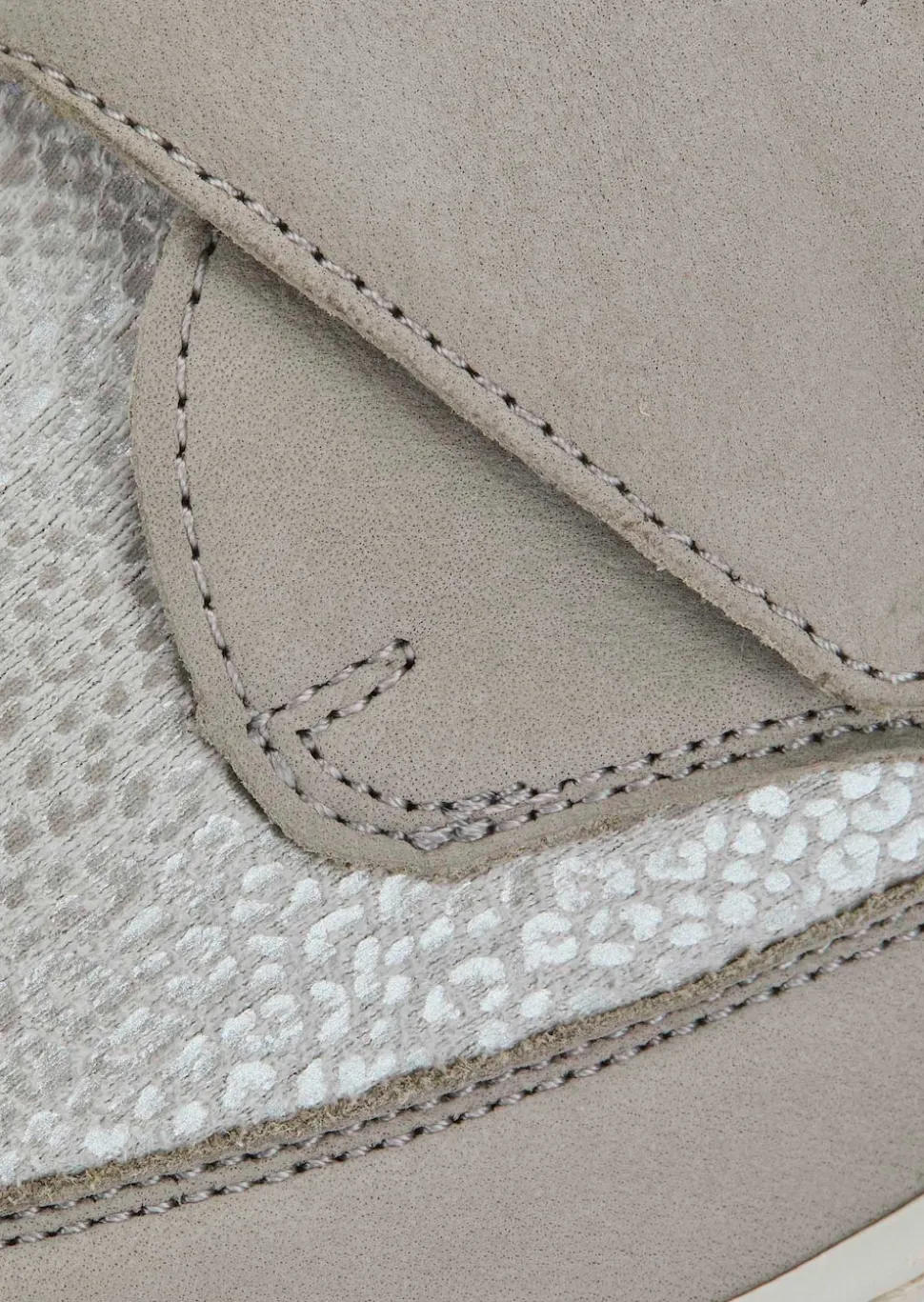 Slipper mit verstellbarem Klettverschluss